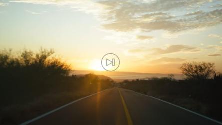 日落时，两辆汽车在路上互相尾随[免费商用]