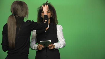 将化妆应用于新闻主持人[4K]