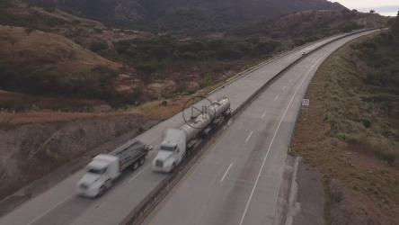 山丘之间高速公路上的交通[4K免费商用]