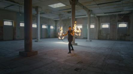 一位天才杂耍演员的闪光火把戏[免费商用]