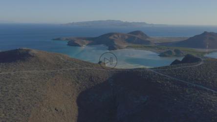 鸟瞰图中山丘之间阳光明媚的河口[免费商用]