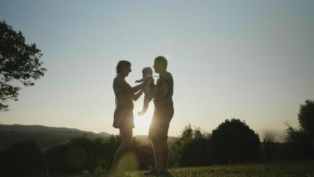 带着孩子的年轻父母[4K]