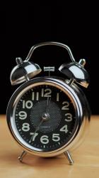 木桌上的闹钟响了[免费商用竖屏]