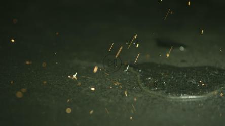 慢动作中的金属火花[]