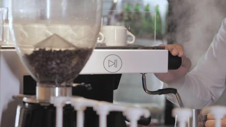 在咖啡壶里放一杯意式浓缩咖啡[免费商用]