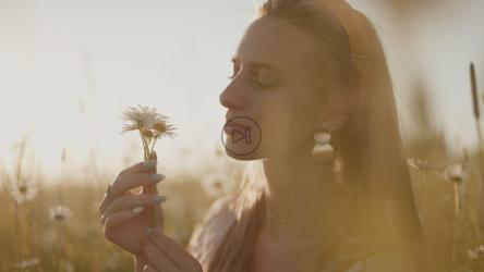 女孩闻着一束小洋甘菊[]