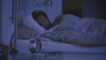 一个男人因为睡不着而躺着动了很多[免费商用]