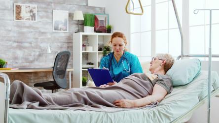 护士与躺在病床上的妇女交谈[4K]