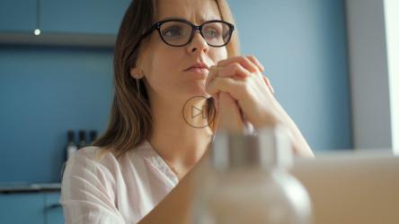 戴眼镜的体贴女人[4K]