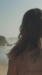 快乐的女人走在海滩上[免费商用竖屏]