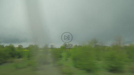 乡村赛车驶过火车[]