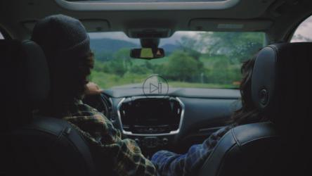 一对夫妇乘坐面包车的公路旅行[免费商用]