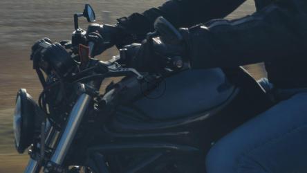 骑摩托车在阳光明媚的路上飞驰[免费商用]