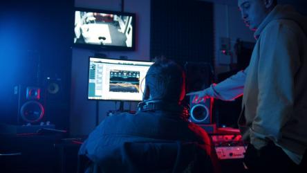 一位声音工程师和歌手在录音室创作一首曲目[4K]