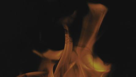 黑色背景上的火[免费商用]