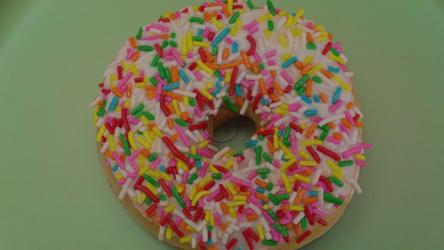 特写镜头中旋转的彩色釉面甜甜圈[免费商用]