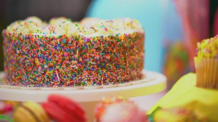 用刀切彩色蛋糕[免费商用]