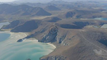阳光明媚的山区海岸线全景鸟瞰图[免费商用]