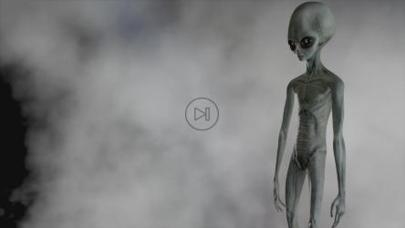 诡异的灰色外星人站在灰色烟雾背景下眨眼[]