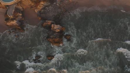 海浪拍打着巨石的海岸[免费商用]