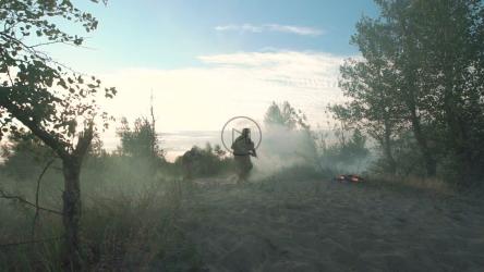 在战场上掩护地面的军人[]