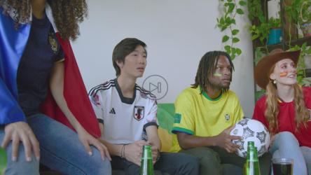 四个朋友在看世界杯[免费商用]