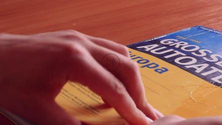 手指指向地图[]