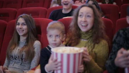 全家在电影院看一部有趣的电影[]