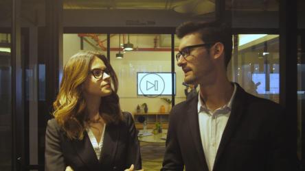 两个商人走在办公室大厅里[免费商用]