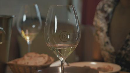 浪漫约会时举杯祝酒[免费商用]