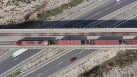 货运列车在繁忙的高速公路上行驶的鸟瞰图[]