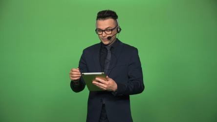 配有平板电脑和耳机的新闻播音员[4K]