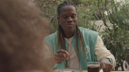 男人和女人聊天时吃东西[免费商用]