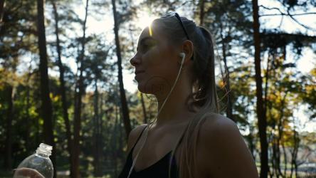 健身女性在训练中饮水[]