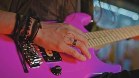 经验丰富的吉他手演奏技巧高超[免费商用]