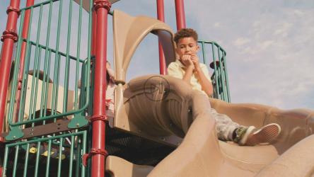 孩子们从公园的滑梯上滑下来[免费商用]