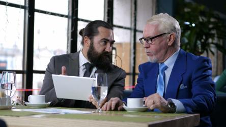 商人在餐馆里谈话[]