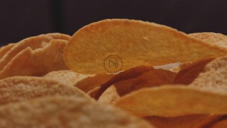 薯条堆得很高，而其他薯条则掉了下来[免费商用]