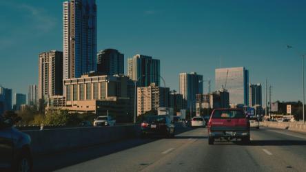 在大城市的高速公路上开车[免费商用]