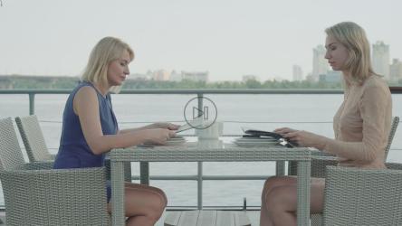 妇女在海滨餐厅看菜单[4K]