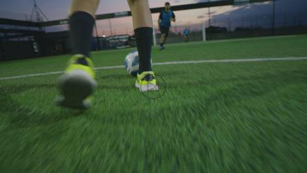 足球比赛中一对一运球的球员[免费商用]