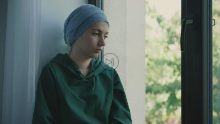 一个女人在窗前绝望地看着[]