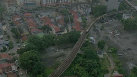 火车在贫困居民区上空行驶[4K]