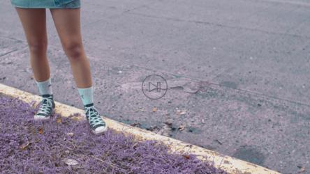 摄影师在街上拍照[免费商用]