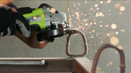 金属研磨机冒出火花[]