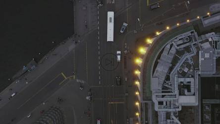 火车旁大街上的城市客车[]