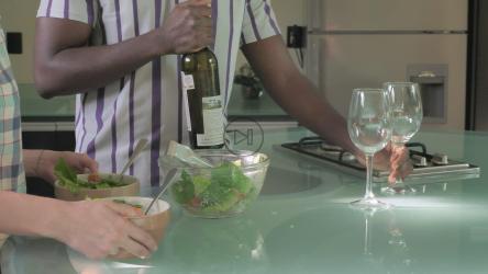 夫妻俩晚餐准备沙拉[免费商用]