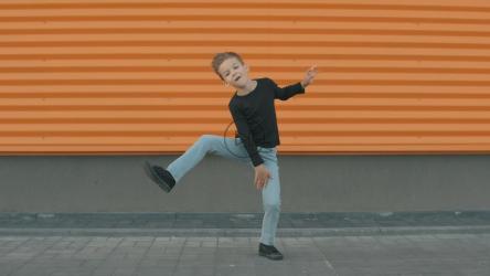 一个小男孩跳舞滑稽[]