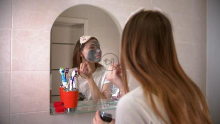 女孩在镜子前戴口罩[4K]