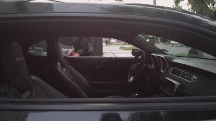 女司机上车；豪华汽车的座椅[免费商用]